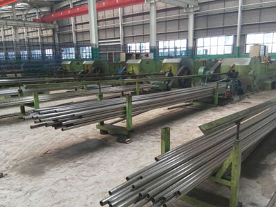 光亮焊管車(chē)間